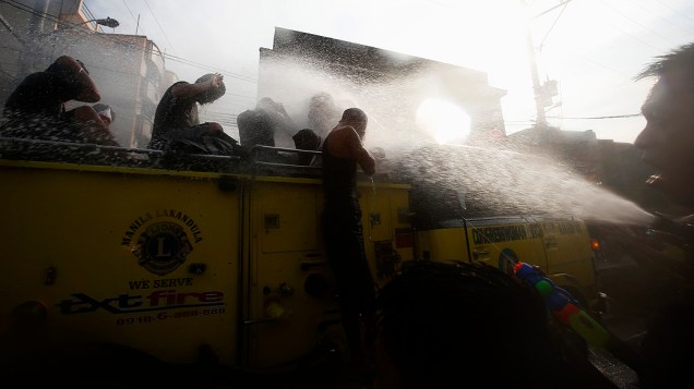 Pessoas são encharcadas com água durante um festival religioso para celebrar a Festa de São João Batista, em San Juan, nas Filipinas