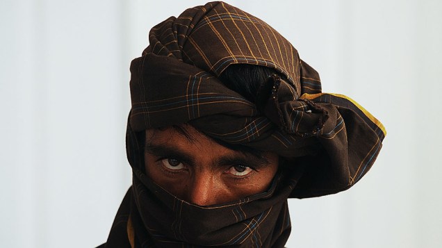 Um ex-combatente Talibã  juntou forças com governo afegão durante uma cerimônia em Herat, Afeganistão