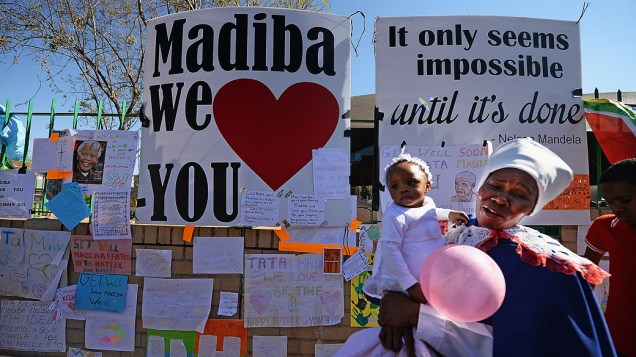 Pessoas se reúnem para deixar mensagens de apoio ao ex-presidente Nelson Mandela, fora do Hospital do Coração Medi-Clinic, em Pretória, África do Sul
