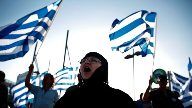 Freira Ortodoxa protesta durante uma manifestação organizada pelos nacionalistas contra os planos para a construção da primeira mesquita oficial, em Votanikos, Atenas, na Grécia