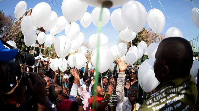 Crianças soltam balões brancos que marcam a idade do ex-Presidente Sul-Africano Nelson Mandela, fora do Hospital do Coração Medi-Clinic, em Pretória, África do sul