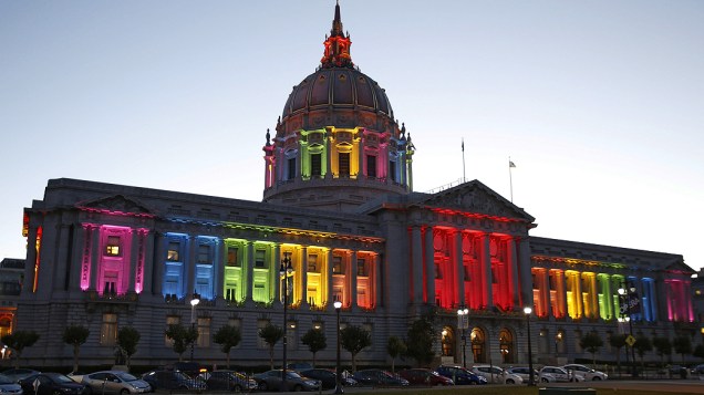 A prefeitura de San Francisco, na Califórnia é iluminada com as cores do arco-íris após decisão da Suprema Corte americana que considerou que casais homossexuais casados têm direito aos mesmos benefícios que casais heteros, na quarta-feira (26)