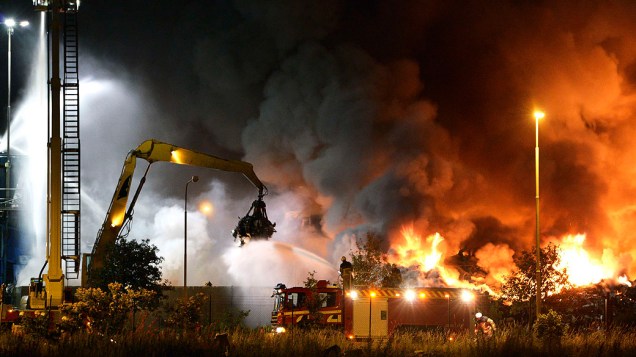 Bombeiros trabalham para conter as chamas de um incêndio em uma estação de reciclagem em Malmo, Suécia 