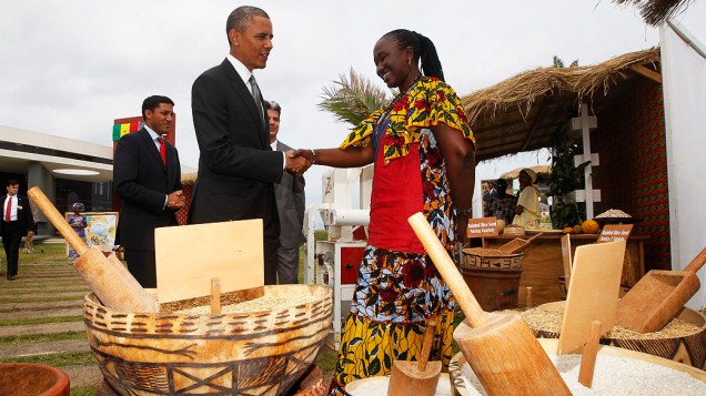 Presidente dos Estados Unidos, Barack Obama cumprimenta uma agricultora de arroz em visita a exposição de segurança alimentar em Dakar, no Senegal