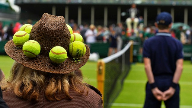 Espectadora usa chapéu com bolas de tênis, no torneio de Wimbledon, Inglaterra