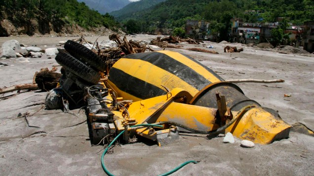 Caminhão fica preso na lama após enchentes na região do Himalaia, no norte da Índia. Centenas de pessoas morreram devido as inundações