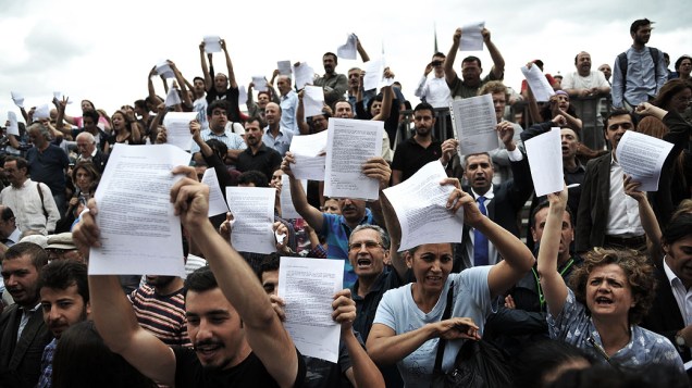 Manifestantes mostram seus documentos durante uma manifestação no Tribunal Lei Caglayan, em Istambul. Cerca de 300 manifestantes foram ao Ministério Público para protestar contra a detenção de pessoas por parte da polícia, durante protestos em Gezi Park, na Turquia