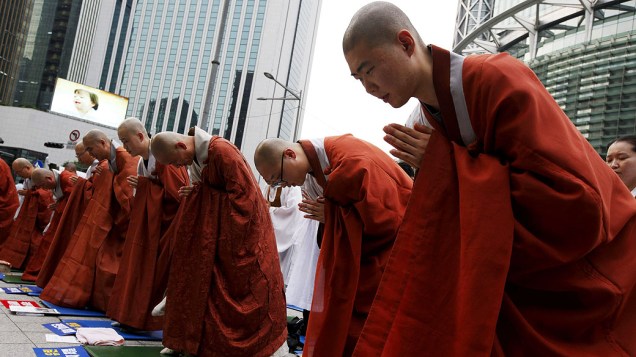 Monges budistas participam de um protesto contra a política do governo em oposição à alegada intervenção nas eleições do Serviço Nacional de Inteligência, na Coréia do Sul