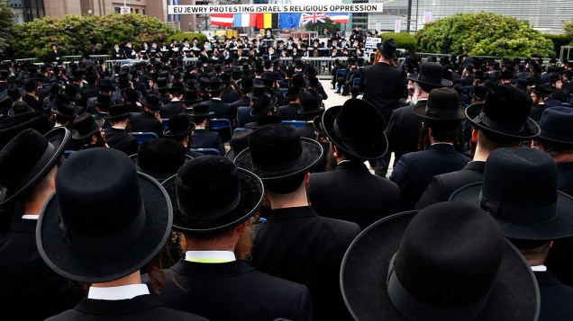 Judeus ortodoxos se reúnem fora do edifício do Conselho da União Europeia, em Bruxelas, durante um protesto em apoio da comunidade judaica ortodoxa, em Israel