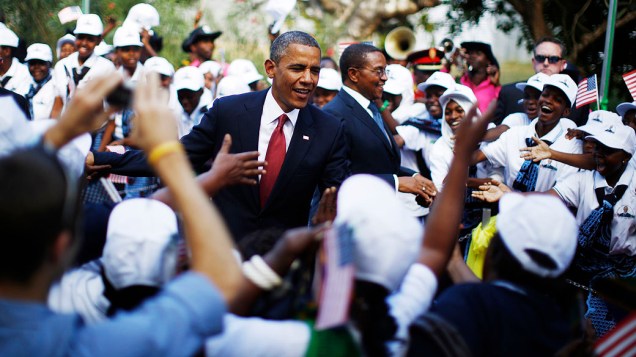 O presidente dos Estados Unidos, Barack Obama cumprimenta simpatizantes ao lado do presidente da Tanzânia Jakaya Kikwete ao chegar na casa do estado, em Dar es Salaam. Obama está buscando construir uma nova parceria econômica dos Estados Unidos com a África em visita à Tanzânia nesta segunda-feira (01)
