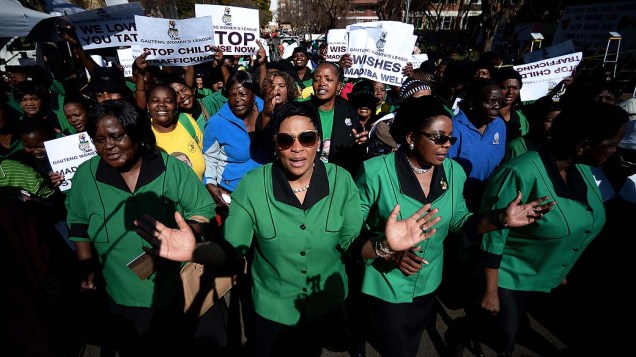 Membros do partido de mulheres (ANC) marcham em frente à Medi Clinic Hospital, nesta quinta-feira (04), onde o ex-presidente sul-africano está internado, em Pretória, África do Sul