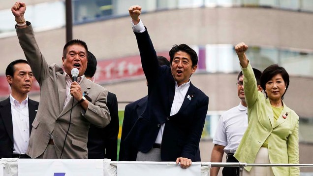 Primeiro-ministro japonês, Shinzo Abe, líder do Partido Liberal Democrático, inicia sua campanha para a eleição Casa Superior nesta quinta-feira (04), em Tóquio. Abe está voando nas pesquisas de opinião na esperança de que ele pode reviver uma economia estagnada, para fazer o bloco governista na eleição do senado deste mês e terminar um impasse política de seis anos, em Tóquio