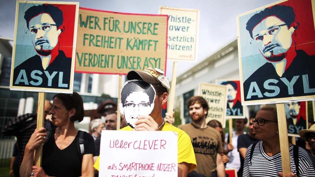 Manifestantes se juntam em frente ao Ministério das Relações Exteriores nesta quinta-feira(04), para apoiar o ex-técnico da CIA Edward Snowden, em Berlim, Alemanha