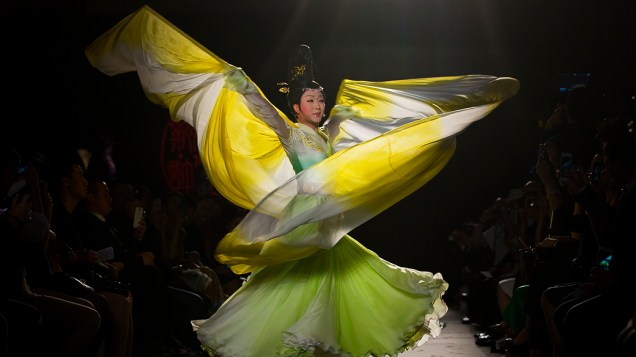 Coleção do designer chinês Xu Laurence parte da grife Haute Couture coleção Outono-Inverno 2013/2014 é apresentado durante desfile de moda em Paris
