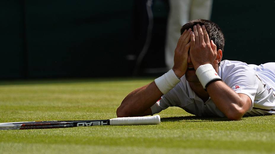 Tenista servo Novak Djokovic superou o argentino Juan Martin Del Potro, em Wimbledon para chegar à final contra Murray