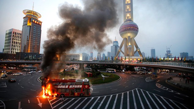Um ônibus de turismo de dois andares foi visto em chamas próxima a Oriental Pearl Tower, no distrito financeiro de Pudong de Xangai, na segunda-feira (08)