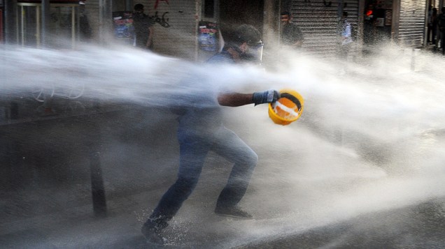 A polícia turca disparou balas de borracha, gás lacrimogêneo e canhões de água para impedir os manifestantes de entrar em um pequeno parque durante os confrontos na avenida Istiklal, em Istambul, na segunda-feira (08)