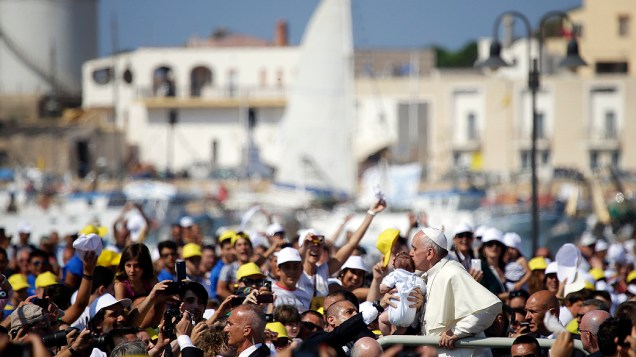 O papa Francisco beija um bebê durante visita à ilha de Lampedusa, no sul da Itália