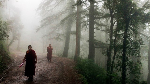 Monges budistas tibetanos são fotografados em meio a névoa em Dharmsala, Índia
