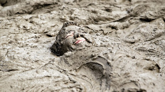 Americanos comemoraram o Day Mud em Nankin Mills em Westland Center, Michigan, na terça-feira (09)