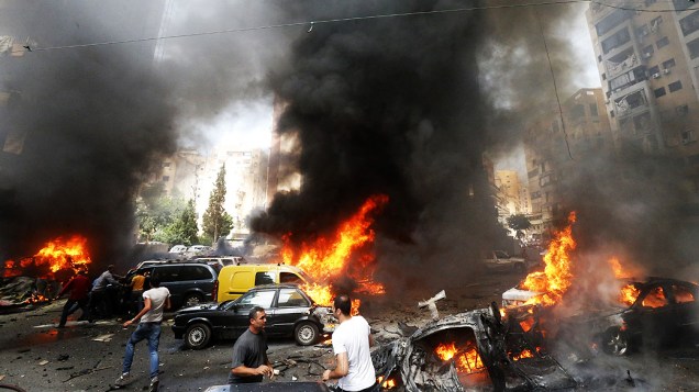 Explosão de um carro-bomba no subúrbio xiita de Bir al-Abed, em Beirute, no Líbano. Pelo menos 15 pessoas ficaram feridas