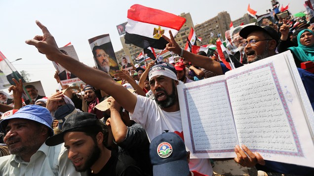 Apoiadores do presidente deposto do Egito, Mohamed Mursi, durante um protesto de apoio, próximo à Guarda Republicana no Cairo na terça-feira (9)
