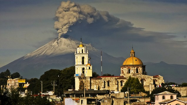 Vulcão Popocatepetl expeliu cinzas, fumaça e material incandescente e deixa o México em alerta, na terça-feira (09)