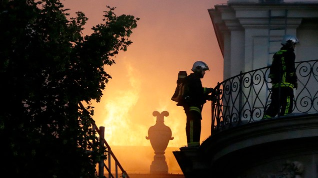 Um incêndio atingiu na madrugada da quarta-feira (10) o palacete do século XVII onde fica localizado o tradicional Hotel Lambert, no centro de Paris
