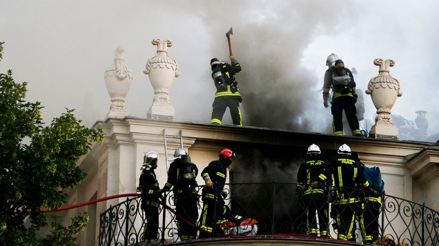 Um incêndio atingiu na madrugada desta quarta-feira (10) o palacete do século XVII onde fica localizado o tradicional Hotel Lambert, no centro de Paris