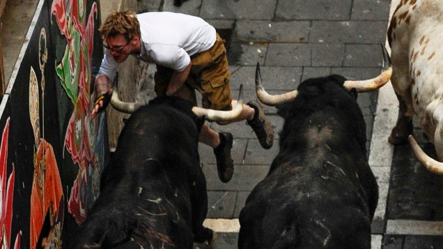 Jovem é atingido por touro durante festival São Firmino em Pamplona, Espanha