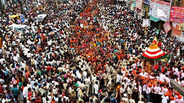 Milhares de devotos participam de procissão que homenageia o deus hindu Jagannath em Ahmadabad, na Índia