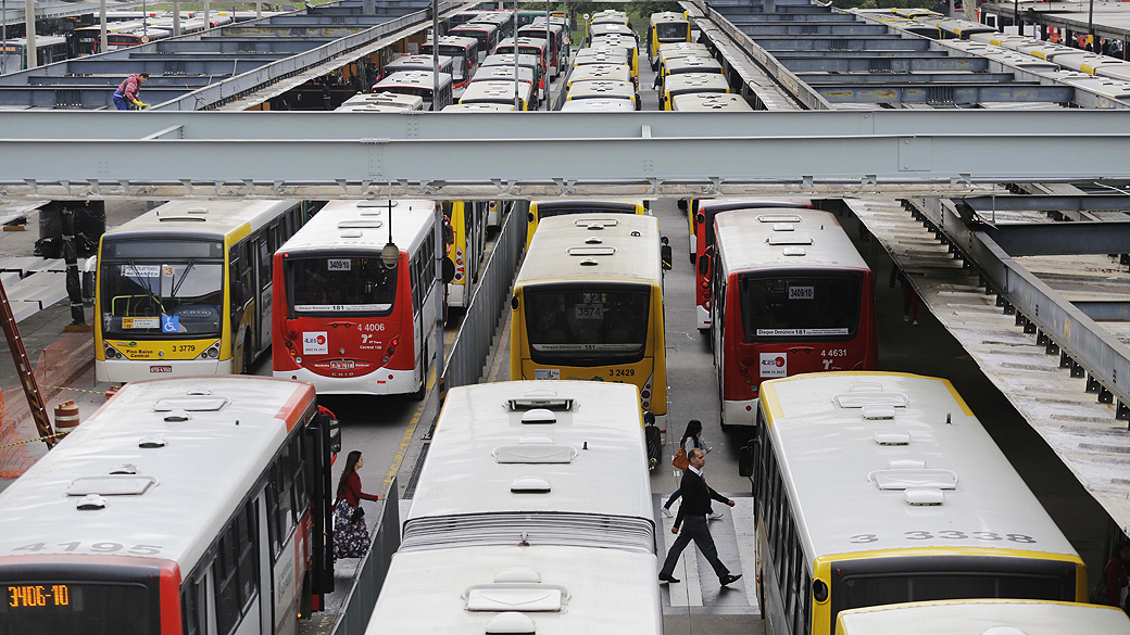 Uma chapa de oposição do sindicato dos motoristas e cobradores bloqueia 15 terminais de ônibus de São Paulo na manhã desta quarta-feira (10)