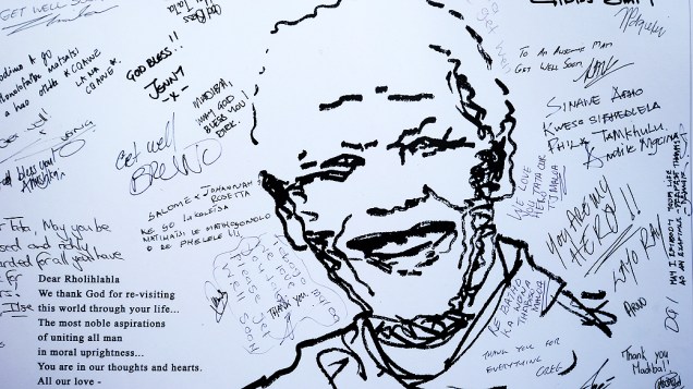 Cartaz com mensagens para Mandela foi deixado do lado de fora do hospital onde o ex-presidente está internado em Pretória