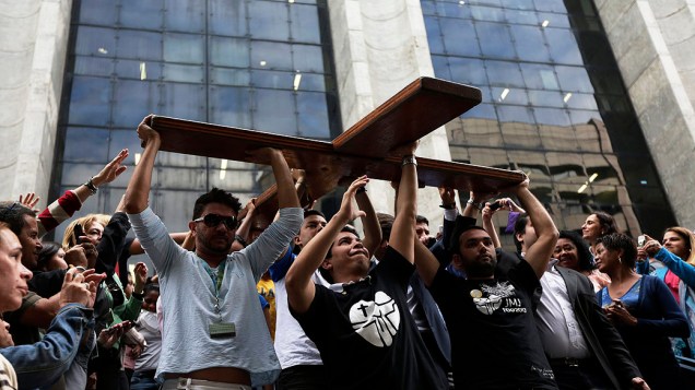 Jovens carregam a cruz da Jornada Mundial da Juventude nesta quarta-feira na chegada ao Rio de Janeiro