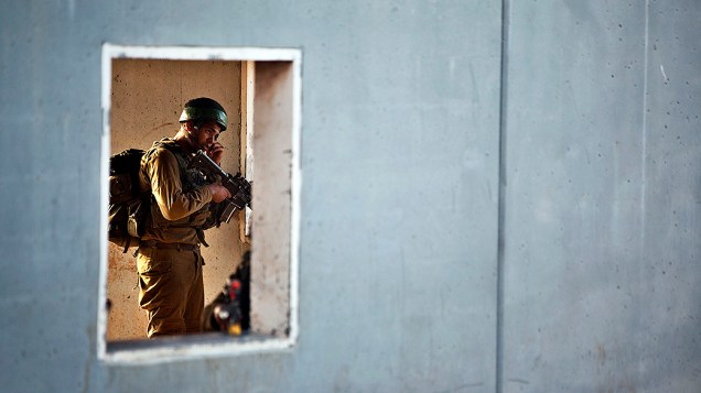 Soldados israelenses participaram de uma simulação de conflito urbano contra o Hezbollah em uma aldeia na base militar Eliaquim, perto da cidade de Haifa, na quinta-feira (11)