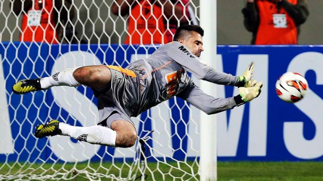 Victor pula para defender pênalti de Maxi Rodriguez na vitória do Atlético Mineiro na semifinal da Copa Libertadores da América