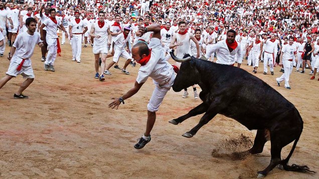Homem é atingido por um touro na final da quinta corrida de touros, durante a festa de São Firmino, em Pamplona