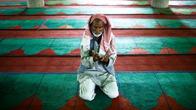 Muçulmano oferece orações durante o mês de jejum do mês sagrado do Ramadã na quinta-feira (11), no Kathmandu, Nepal
