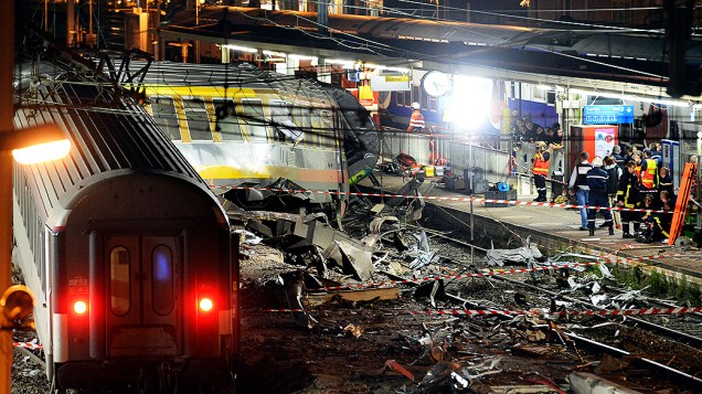 Equipes de resgate trabalham no local de um acidente de trem na estação ferroviária de Brétigny-sur-Orge, perto de Paris, na sexta-feira (12)
