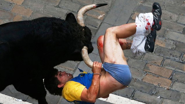 Homem foi atingido por um touro na sexta-feira (12), durante o Festival de São Firmino, em Pamplona, na Espanha