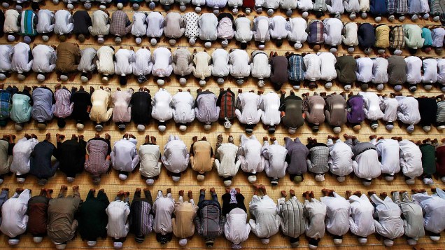 Muçulmanos fazem as primeiras orações nesta sexta-feira (12), durante o mês sagrado do Ramadã, em uma mesquita na cidade de Allahabad, Na Índia