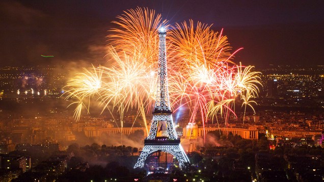 Tradicional apresentação de fogos de artifício, próximo à Torre Eiffel no Dia da Bastilha