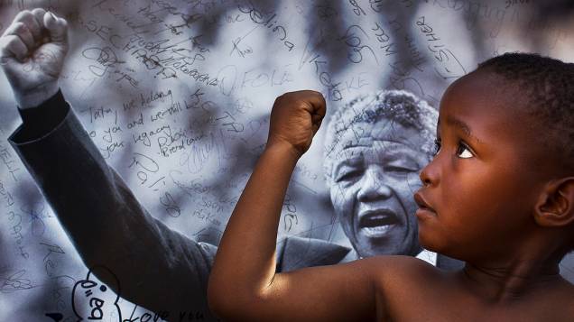 Jovem membro do grupo Cultural Maitibolo, faz homenagem a Nelson Mandela, do lado de fora do Hospital onde o ex-presidente sul africano está sendo tratado em Pretória