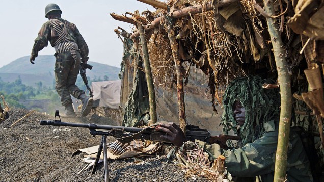 Um soldado do exército congolês equipado com uma arma em uma base avançada no noroeste de Munigi, os combates eclodiram entre rebeldes e exército nacional