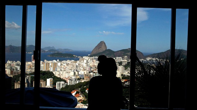 Estudante francesa Melodie Valerio olha pela janela de seu quarto alugado na favela Pereira da Silva no Rio de Janeiro. Cinco anos após a primeira Unidades de Polícia Pacificadora (UPP) foram instaladas em favelas do Rio de Janeiro