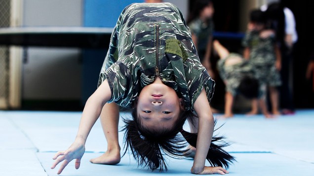 Crianças com roupas camufladas, durante aula de educação física em Taiwan