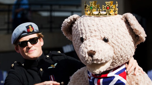 Sósia do Príncipe Harry traz um urso de pelúcia do lado de fora do Hospital de Santa Maria onde Duquesa Catherine está esperando seu bebê, nesta terça-feira (16), em Londres