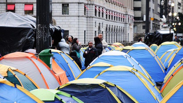 Manifestantes do Movimento Moradia Casa Dez continuam acampados em barracas em frente à sede da Prefeitura de São Paulo, nesta terça-feira (16)