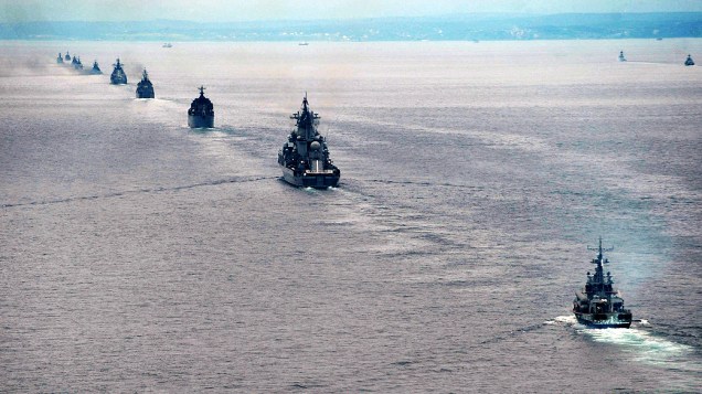 Navios militares russos participam nesta terça-feira (16) de exercícios militares no Oceano Pacífico, perto da Ilha Sacalina (Rússia)