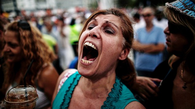 Mulher grita durante protesto em frente ao parlamento grego, em Atenas